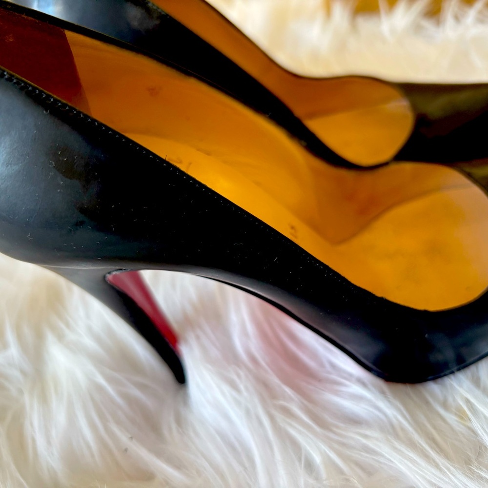 Christian Louboutin Décolleté 868 100 Jazz Calf
Size 36.5 Vintage…worn once.